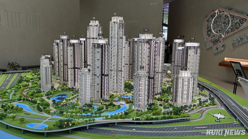 서울 강남구 압구정3구역 재건축 홍보관에 마련된 현대건설 단지 모형도. 이유림 기자