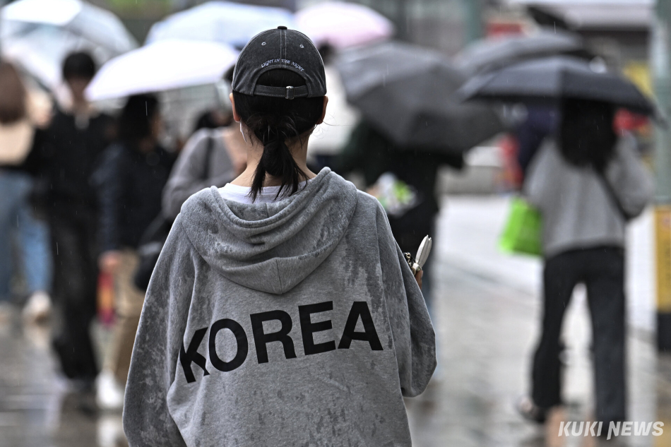 비가 내린 11일 서울 강남역 인근에서 한 시민의 겉옷이 젖어 있다.