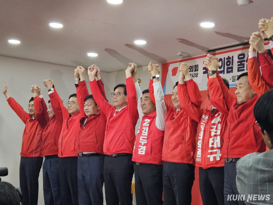 국민의힘 지도부가 11일 울산 남구에 위치한 울산시당에서 후보들과 손을 잡고 위로 올리고 있다. 이은서 기자