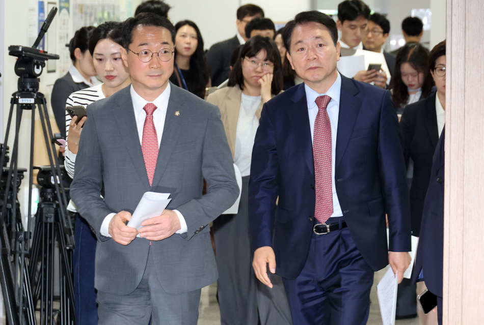 국민의힘 소속 성일종 국방위원장(오른쪽)과 김건 외교통일위원회 야당 간사가 11일 국회 소통관에서 나무호 피격 정부 대응 관련 공동 기자회견을 위해 입장하고 있다. 연합뉴스