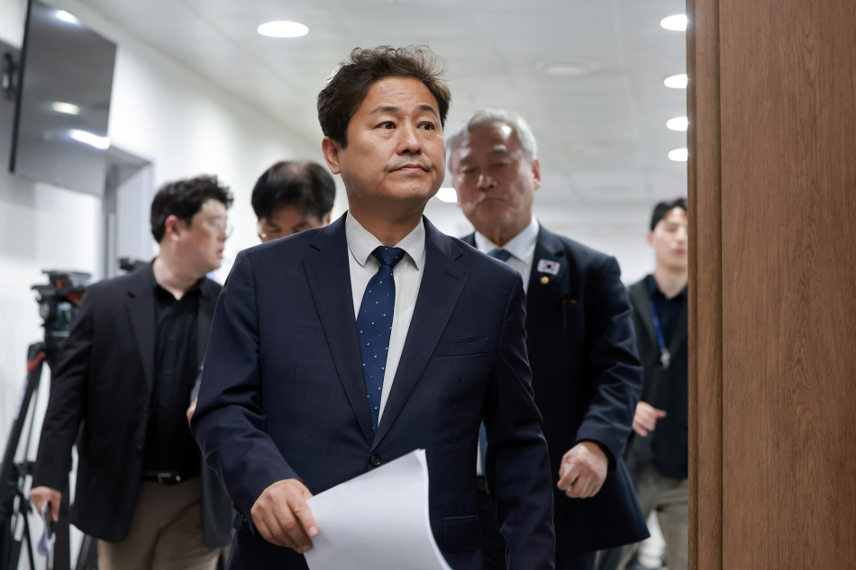 국회 외교통일위원회 여당 간사인 김영배 의원을 비롯한 더불어민주당 외통위원들이 11일 국회 소통관에서 호르무즈 해협 한국 선박 피격 사건과 관련해 기자회견하기 위해 회견장으로 향하고 있다. 연합뉴스