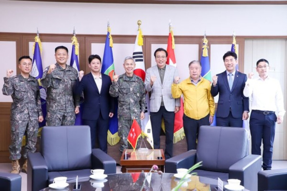 광복회 광주광역시지부와 호원이 11일 육군 제31보병사단을 방문해 지역 안보와 보훈·호국정신 계승을 위한 민·군의 협력을 약속하며 기념촬영을 하고 있다. (왼쪽 3번째부터) 양승빈 호원 부사장, 김도열 31사단장, 고욱 광복회 광주지부장. /광복회 광주지부