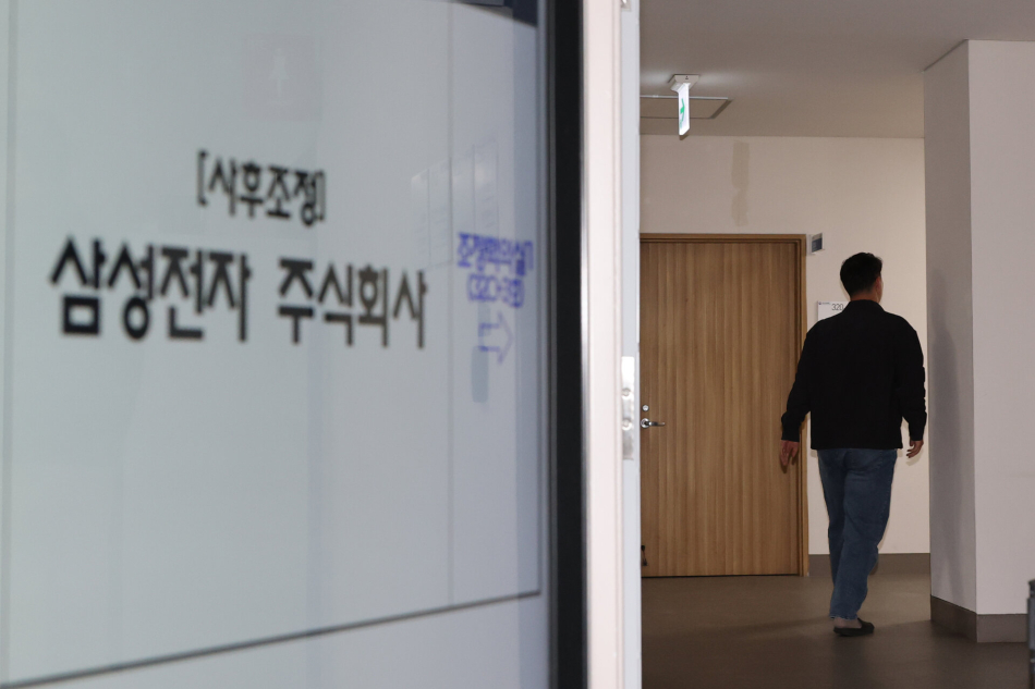 최승호 초기업노동조합 삼성전자 지부 위원장이 지난 11일 정부세종청사 중앙노동위원회에서 열린 사후조정회의를 하던 중 잠시 나왔다가 들어가고 있다. 연합뉴스