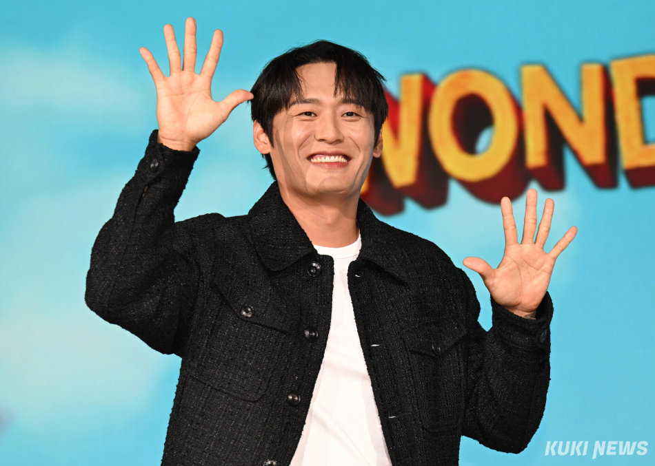 배우 최대훈이 12일 오전 서울 종로구 JW메리어트 동대문 스퀘어에서 진행된 넷플릭스 시리즈 ‘원더풀스’ 제작발표회에서 포즈를 취하고 있다.
