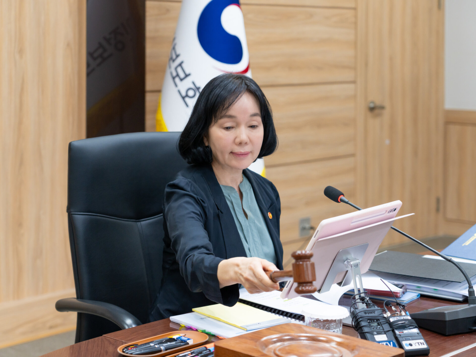 송경희 개인정보보호위원회 위원장이 지난달 22일 오후 서울 종로구 정부서울청사에서 개최된 2026년 제7회 개인정보보호위원회 전체회의에서 의사봉을 두드리고 있다.
