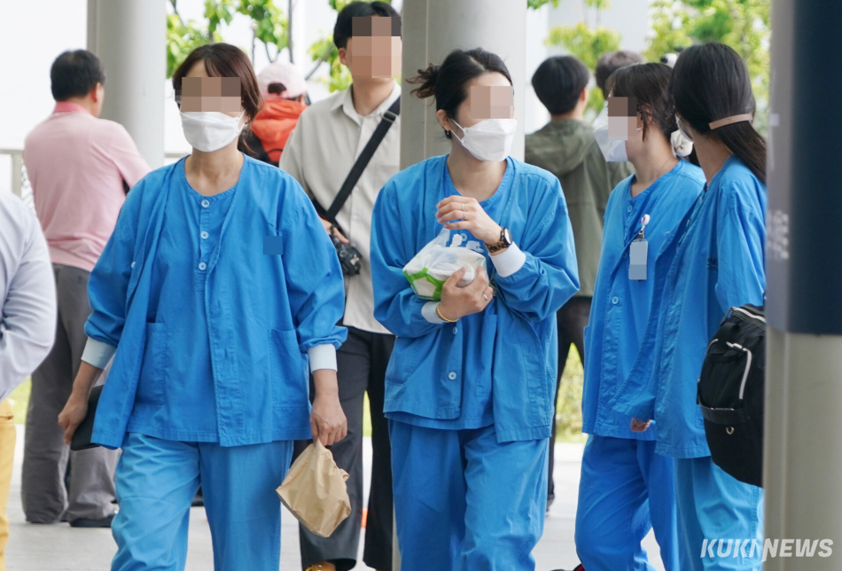 서울의 한 상급종합병원에서 간호사들이 이동하고 있다. 박효상 기자