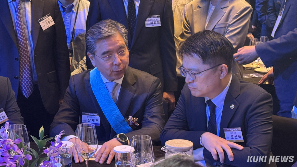 장재훈 현대차 부회장(왼쪽)과 문신학 산업통상부 차관이 대화를 나누고 있다. 김수지 기자