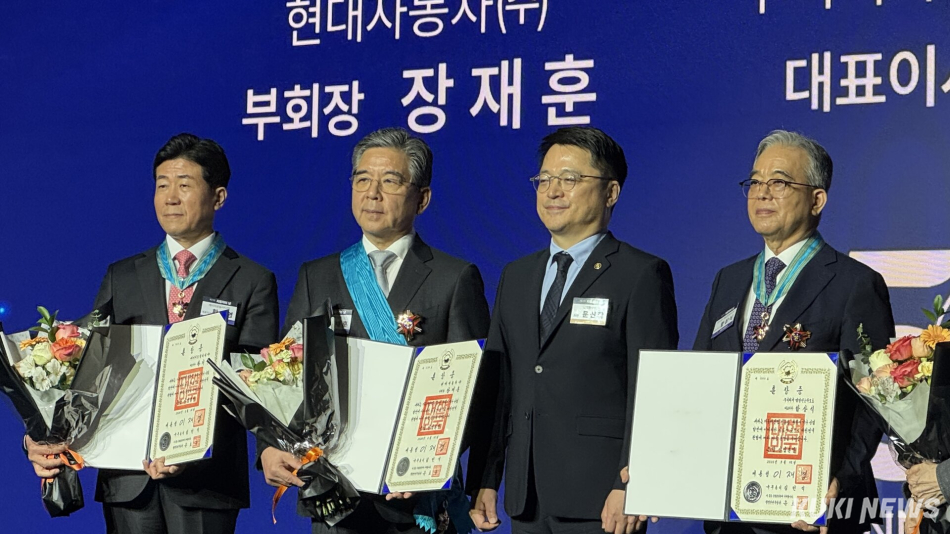 12일 열린 ‘제23회 자동차의 날‘ 기념행사에서 수상자들이 기념 사진을 촬영하고 있다. 좌측부터 동탑산업훈장 수상자 황기영 KG모빌리티 대표이사, 금탑산업훈장 수상자 장재훈 현대자동차그룹 부회장, 문신학 산업통상부 차관, 은탑산업훈장 수상자 함상식 엠알인프라오토 대표이사. 김수지 기자