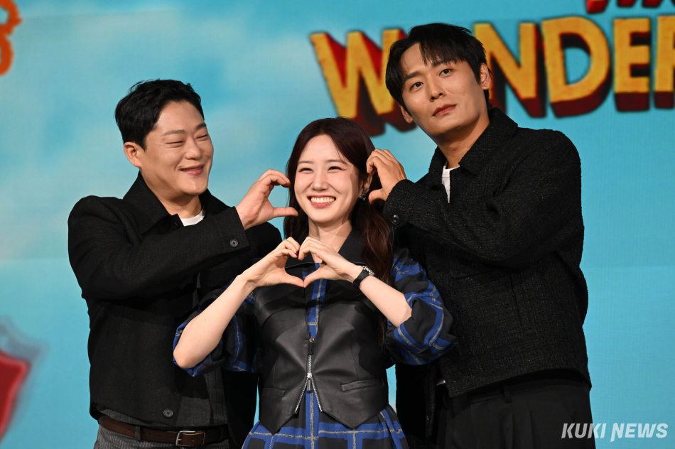 임성재, 박은빈, 최대훈(왼쪽부터)이 12일 오전 서울 종로6가 JW 메리어트 동대문 스퀘어 서울에서 열린 넷플릭스 시리즈 ‘원더풀스’ 제작발표회에서 포즈를 취하고 있다.