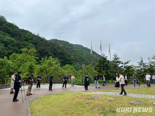 충남도자치경찰위원회는 12일 국립예산치유의숲에서 도내 자치경찰 공무원을 대상으로 ‘제2차 숲 힐링캠프’를 운영했다.