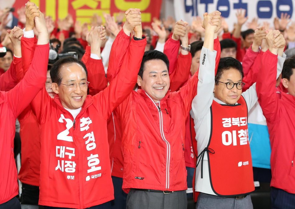 12일 오후 대구 수성구 국민의힘 경북도당에서 열린 경북도당 선대위 발대식에서 추경호 대구시장 후보와 장동혁 대표, 이철우 경북도지사 후보가 손을 맞잡고 있다. 연합뉴스