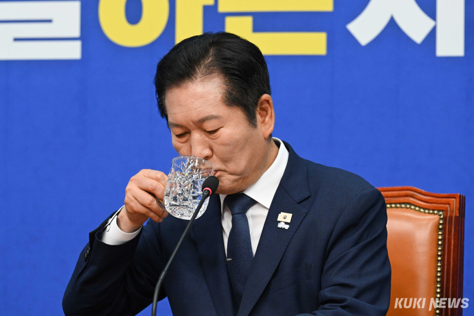 정청래 더불어민주당 대표가 13일 국회 당대표회의실에서 열린 기자회견에서 물을 마시고 있다.