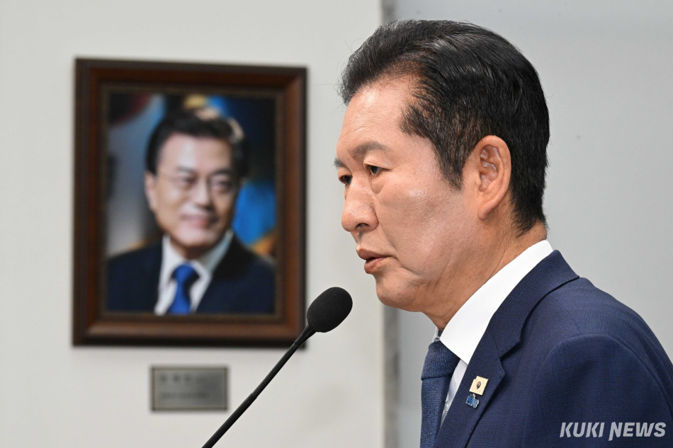 정청래 더불어민주당 대표가 13일 국회 당대표회의실에서 열린 기자회견에서 발언하고 있다.