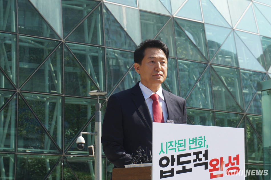 오세훈 국민의힘 서울시장 후보가 14일 오전 서울 중구 서울시청 앞에서 기자회견을 열고 발언하고 있다. 노유지 기자