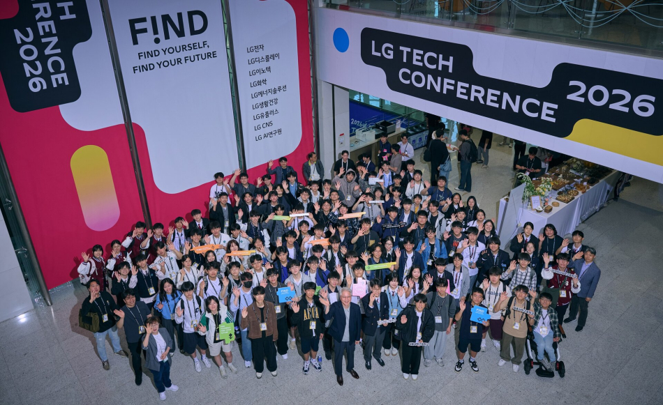권봉석 (주)LG 부회장(앞줄 가운데)이 14일 LG 테크 콘퍼런스 2026을 찾은 영재·과학고 학생들과 기념 촬영을 하고 있다. LG