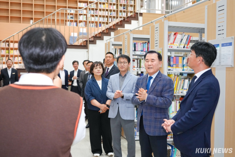 김지철 충남교육감이 지난 15일 논산여자고등학교에서 열린 공간재구조화사업 준공식에서 학교 관계자와 학생들을 격려하고 있다.