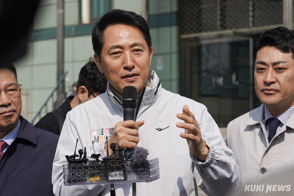 오세훈 국민의힘 서울시장 후보가 지난 3월17일 서울 영등포구 신길 역세권 장기전세주택 사업 예정지를 찾아 취재진의 질문에 답변하고 있다. 남동균 기자