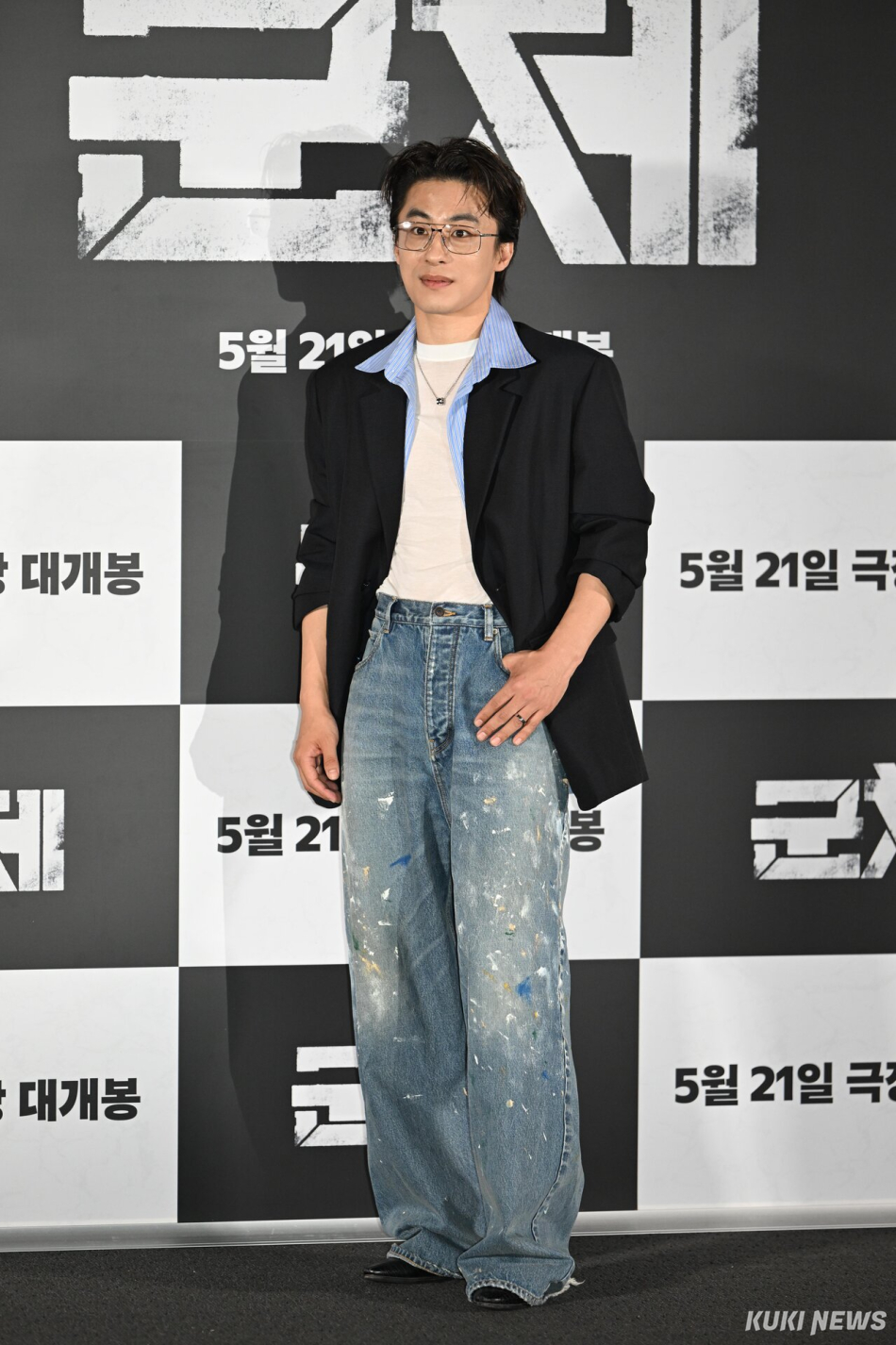 배우 구교환이 20일 서울 CGV 용산아이파크몰점에서 진행되는 영화 ‘군체’ 언론시사회에서 포즈를 취하고 있다.