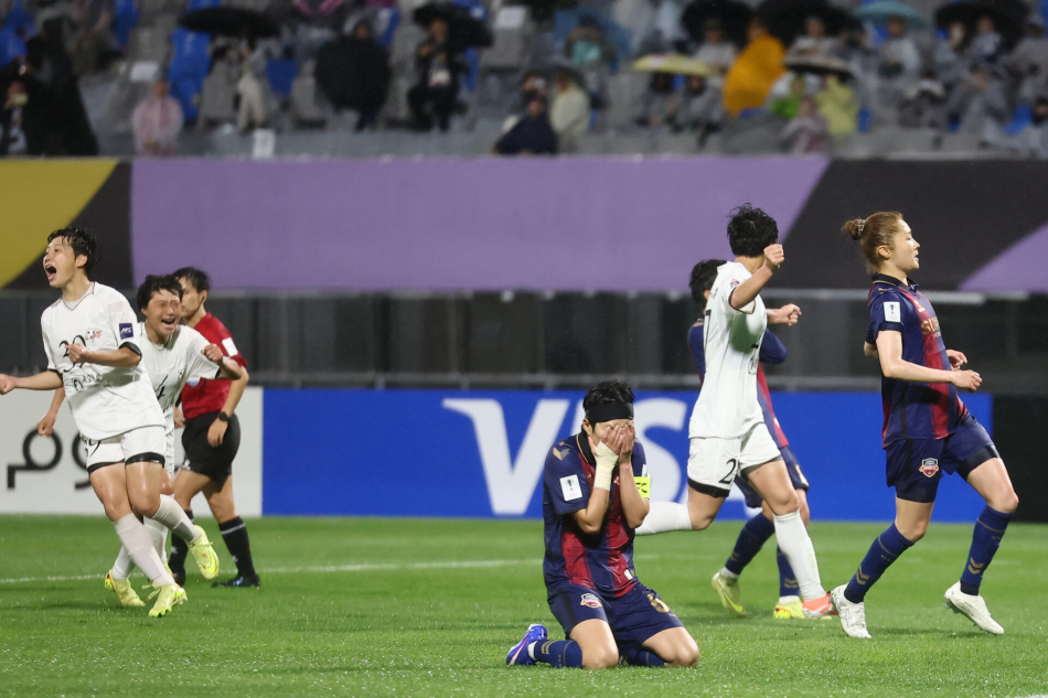 20일 수원 장안구 수원종합운동장에서 열린 아시아축구연맹(AFC) 여자 챔피언스리그(AWCL) 4강 수원FC 위민과 내고향여자축구단의 경기. 수원FC의 지소연이 동점 찬스에서 페널티킥을 실축한 뒤 아쉬워하고 있다. 연합뉴스