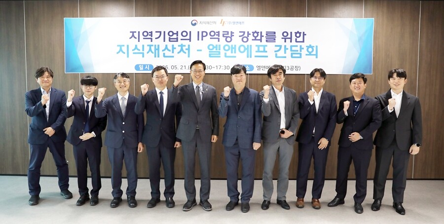 21일 대구 달서구 소재 이차전지 전문기업 엘앤에프를 방문한 김용선 지식재산처장(왼쪽 다섯번째). 지식재산처