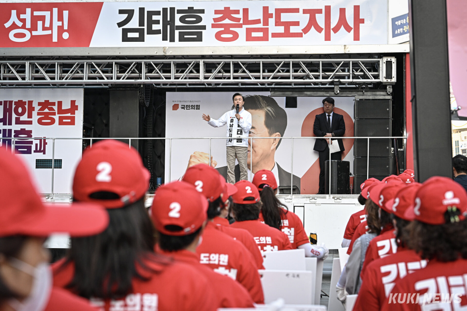 김태흠 국민의힘 충남지사 후보가 22일 충남 천안 아라리오갤러리 앞 유세에서 발언하고 있다.
