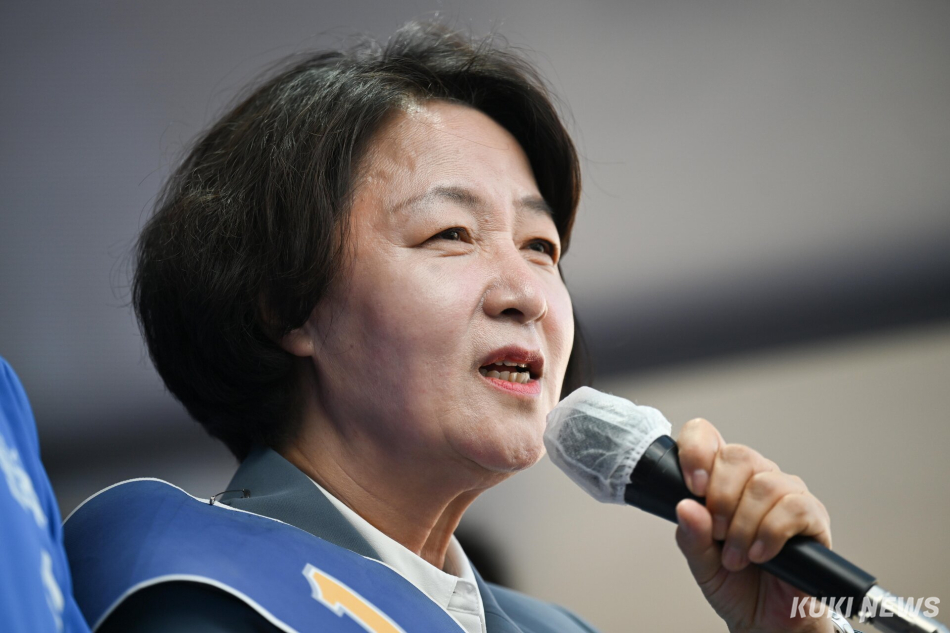 추미애 더불어민주당 경기도지사 후보가 23일 수원 KT위즈파크 앞에서 진행된 거리 유세에서 발언하고 있다.