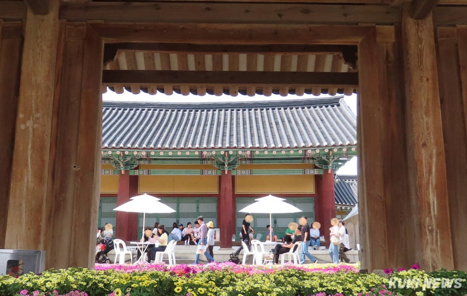 문화유산과 함께 하는 빵지순례. 강릉의 대표 로컬 베이커리와 시민·관광객이 함께한 강릉시·강릉문화재단 주최·주관 ‘2026 빵 터지는 강릉 빵 페스타’가 지난 22일부터 25일까지 강릉시 용강동 강릉대도호부관아 일원에서 열려 21만700여명의 방문객이 다녀간 가운데 성황리에 막을 내렸다. 전인수 기자