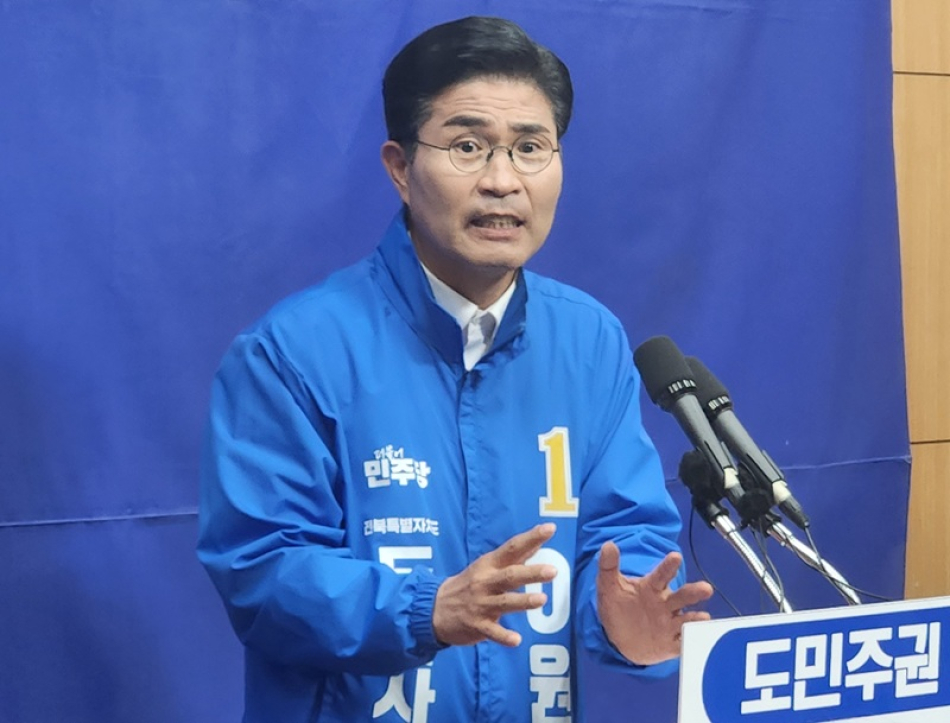 이원택 더불어민주당 전북도지사 후보가 25일 전북도의회에서 기자회견을 통해 무소속 김관영 후보의 대통령 관련 발언을 강력히 비판하고 있다.
