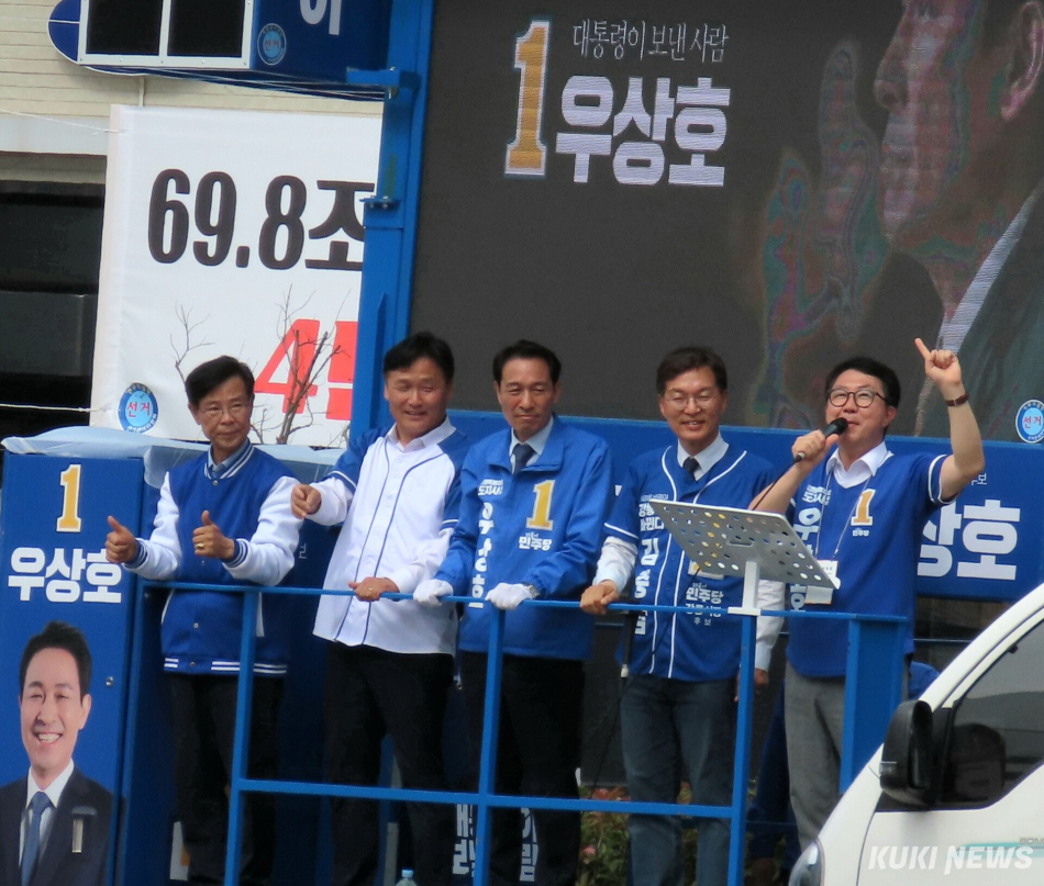 더불어민주당 김중남 강릉시장 후보가 26일 강릉을 방문한 우상호 강원도지사 후보와 함께 옥천동 오거리(홈플러스 앞)에서 집중유세를 통해 지지를 호소하고 있다. 전인수 기자