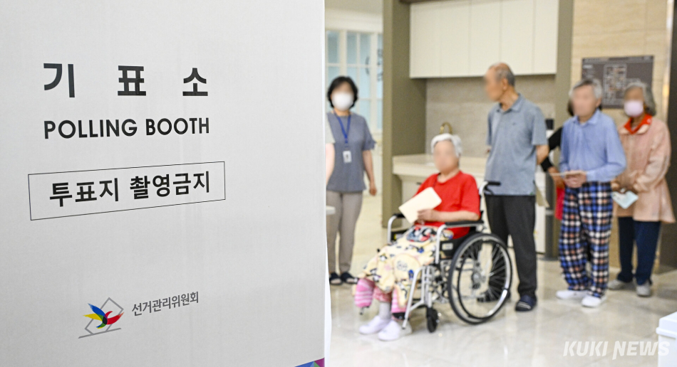 <YONHAP PHOTO-4039> 제9회 전국동시지방선거 거소투표<br>    (수원=연합뉴스) 홍기원 기자 = 제9회 전국동시지방선거를 일주일 앞둔 27일 경기도 수원시 권선구 사과나무요양원에서 어르신이 거소투표를 하고 있다. 2026.5.27 [공동취재]<br>    xanadu@yna.co.kr/2026-05-27 15:26:53/<br><저작권자 ⓒ 1980-2026 ㈜연합뉴스. 무단 전재 재배포 금지, AI 학습 및 활용 금지>