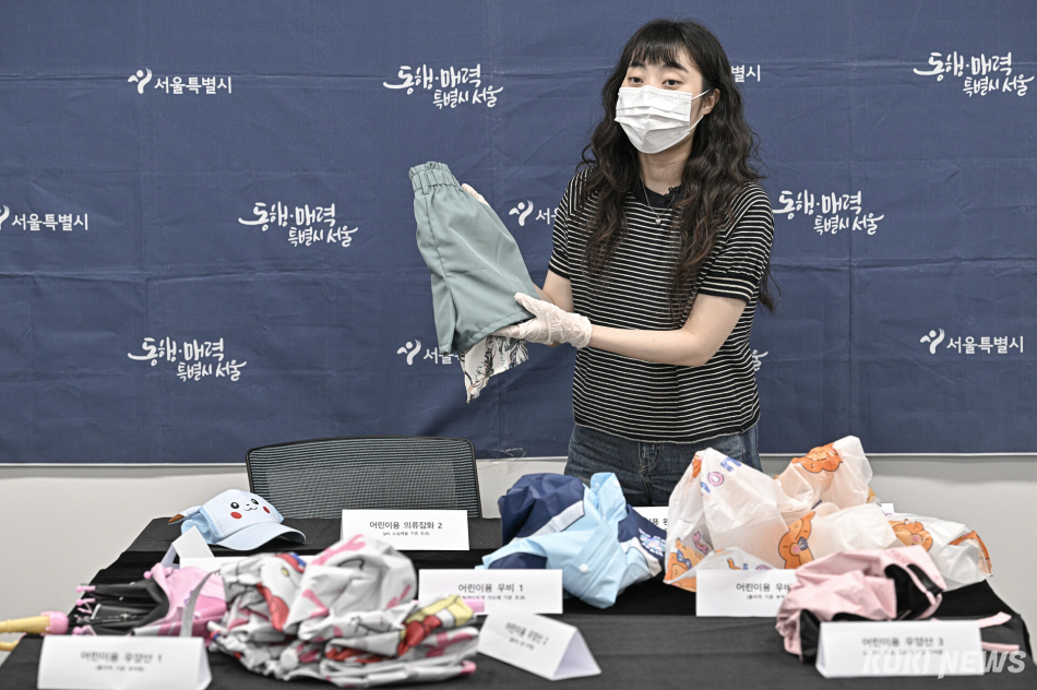 서울시 관계자가 28일 서울 중구 서울시청에서 해외직구 어린이용 우비의 안전성 검사 결과를 설명하고 있다.