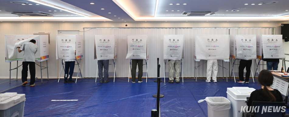 제9회 전국동시지방선거 사전투표 날인 29일 오전 서울 용산구 이촌1동주민센터에 마련된 사전투표소에서 유권자들이 투표하고 있다.
