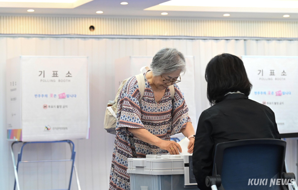 제9회 전국동시지방선거 사전투표 날인 29일 오전 서울 용산구 이촌1동주민센터에 마련된 사전투표소에서 한 유권자가 투표하고 있다.