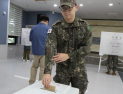사전투표 첫날 최전방 장병들도 ‘소중한 한표’ 행사