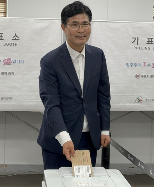 이원택 민주당 전북도지사 후보가 29일 사전투표를 하고 있다.