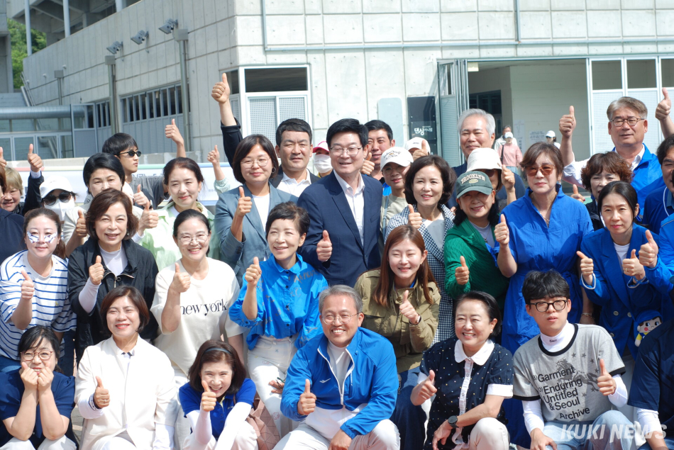 29일 강원 원주시 댄싱공연장 사전투표소를 찾은 더불어민주당 구자열 후보 지지자들. 윤수용 기자