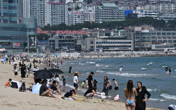 30도 안팎 더위…해운대해수욕장은 벌써 피서철 [쿠키포토]