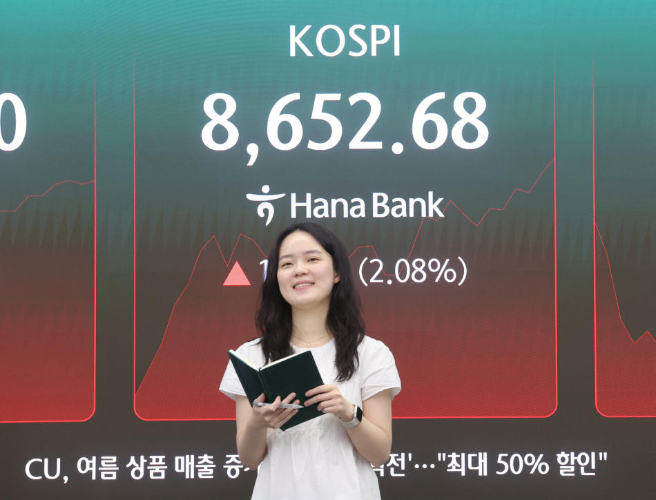 1일 서울 중구 하나은행 딜링룸에서 직원이 업무를 보고 있다. 연합뉴스