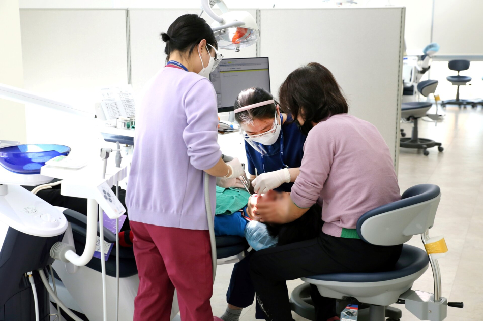 부산대학교치과병원에서 구강 진료가 이뤄지고 있다. 부산대치과병원 제공