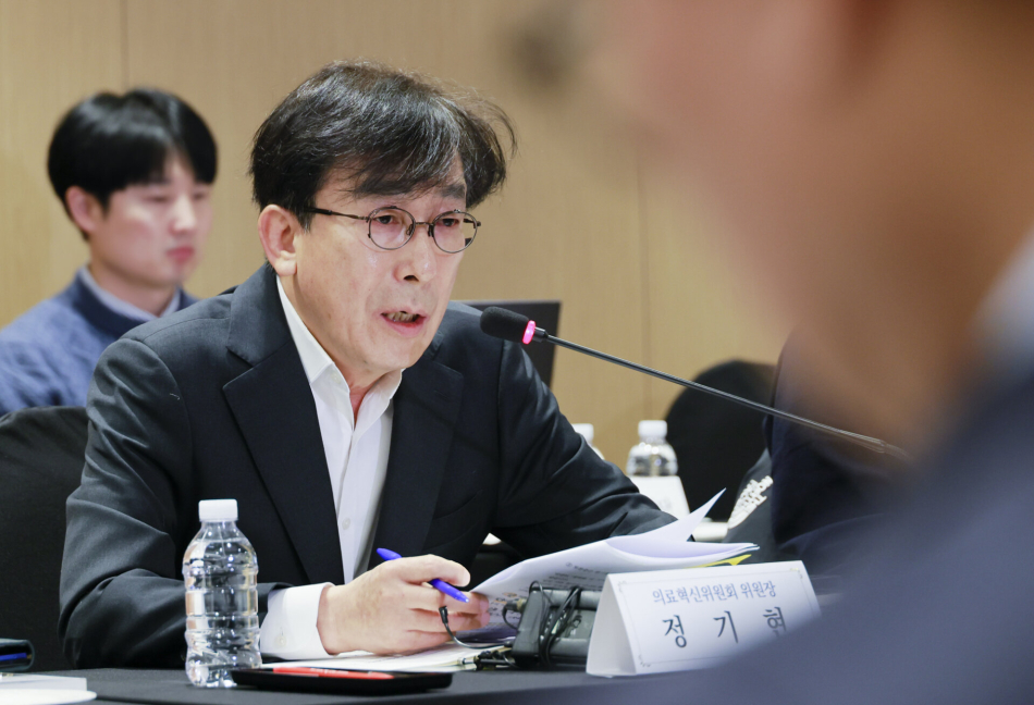정기현 의료혁신위원회 위원장이 2월26일 서울 종로구 정부서울청사에서 열린 제3차 의료혁신위원회 회의에서 모두발언을 하고 있다. 보건복지부 제공