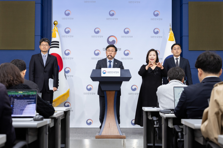 김성환 기후에너지환경부 장관이 지난 4월6일 서울 종로구 정부서울청사에서 재생에너지 중심의 에너지 대전환 추진계획에 대해 브리핑을 하고 있다. 기후에너지환경부 제공