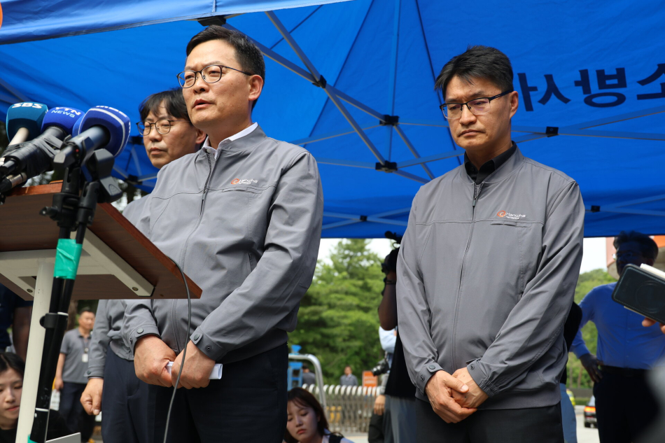 1일 오전 대전 유성구 외삼동 한화에어로스페이스 대전사업장에서 폭발 사고가 나 정문 앞이 통제 중인 가운데, 이날 오후 정문 앞에 도착한 한화에어로스페이스 손재일 대표이사(가운데)가 언론 브리핑을 통해 입장을 밝히고 있다. 연합뉴스