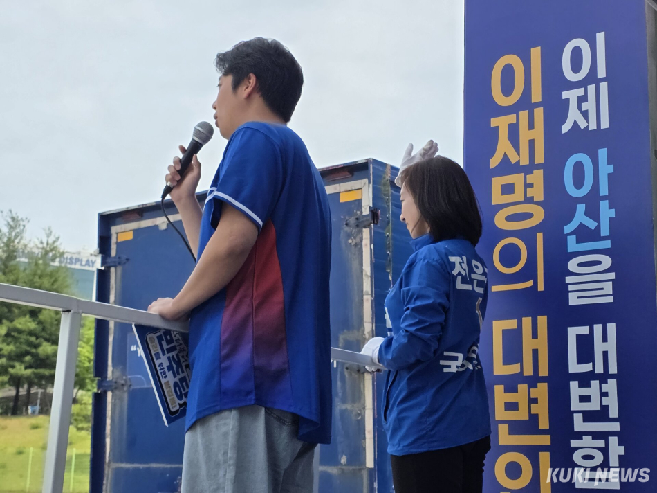 6·3 충남 아산을 국회의원 보궐선거에 출마하는 전은수 더불어민주당 후보(사진 오른쪽)가 2일 정오 삼성디스플레이 아산 캠퍼스 앞에서 유세를 하고 있다. 김미경 기자