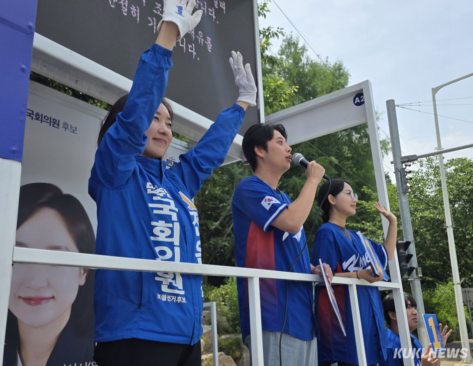 6·3 충남 아산을 국회의원 보궐선거에 출마하는 전은수 더불어민주당 후보(사진 왼쪽)가 2일 정오 삼성디스플레이 아산 캠퍼스 앞에서 유세를 하고 있다. 김미경 기자