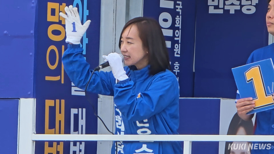 6·3 충남 아산을 국회의원 보궐선거에 출마하는 전은수 더불어민주당 후보가 2일 정오 삼성디스플레이 아산 캠퍼스 앞에서 유세를 하고 있다. 김미경 기자