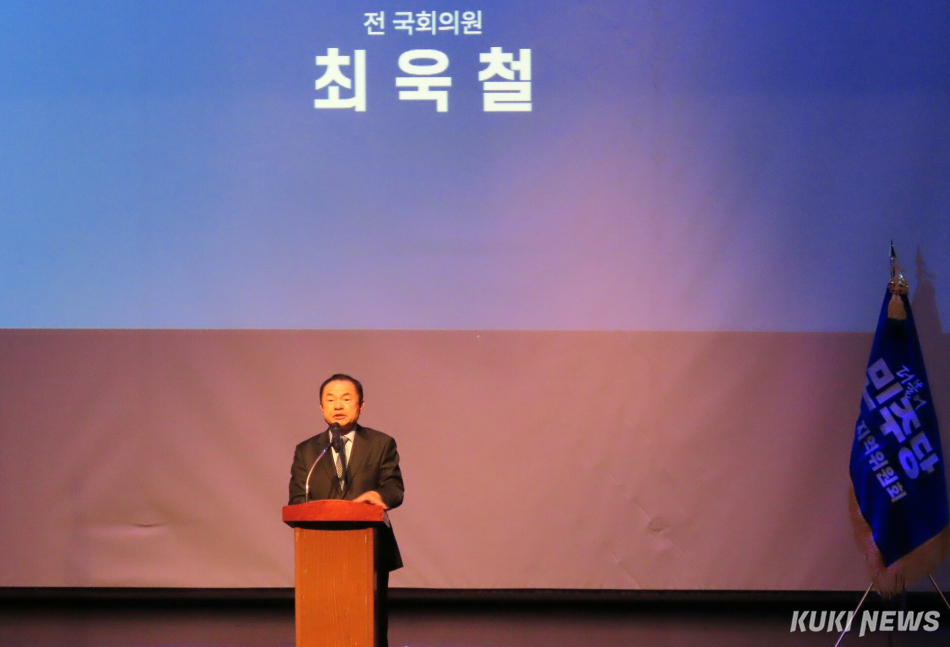 더불어민주당 김중남 강릉시장 후보 최욱철 상임선대위원장이 지난달 2일 강릉단오제전수교육관에서 열린 ‘김중남 후보 강릉 대전환 선대본 출정식’에서 축사를 하고 있다. 전인수 기자