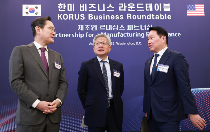 이재용 삼성전자 회장과 최태원 대한상공회의소 회장 겸 SK그룹 회장이 2025년 8월25일(현지시간) 미국 워싱턴DC 윌라드 호텔에서 열린 한미 비즈니스 라운드 테이블 리셉션에서 젠슨 황 엔비디아 최고경영자(CEO)와 대화하고 있다. 연합뉴스