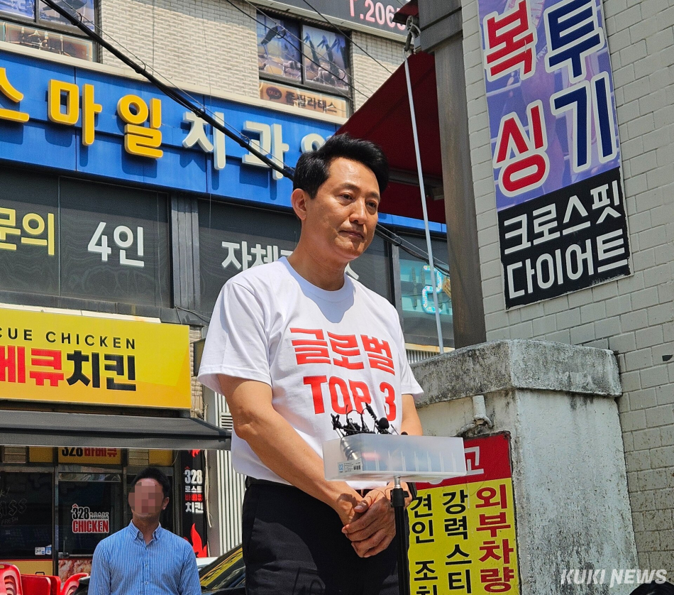 오세훈 국민의힘 서울시장 후보가 2일 양천구 신곡시장 인근에서 기자들과 질의응답을 하고 있다. 서지영 기자
