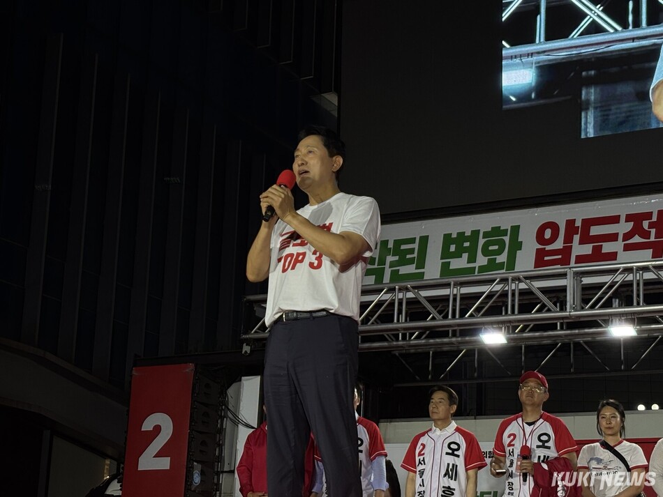 오세훈 국민의힘 후보가 2일 서울 서대문구 신촌 스타광장에서 진행된 피날레 유세에서 시민들에게 인사하고 있다. 권혜진 기자