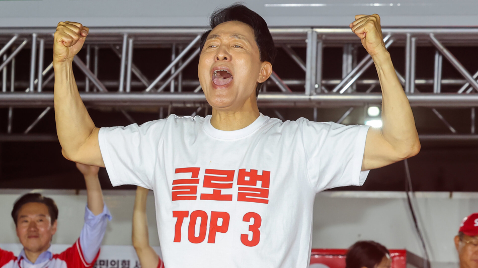 오세훈 국민의힘 서울시장 후보가 2일 서울 서대문구 신촌역 스타광장에서 열린 파이널 유세에서 지지를 호소하고 있다. 연합뉴스